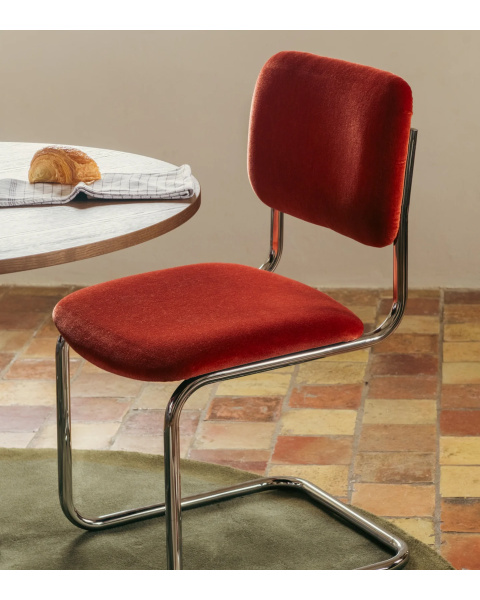 Chaise vermillon velours de mohair et acier Chaise vermillon velours de mohair et acier