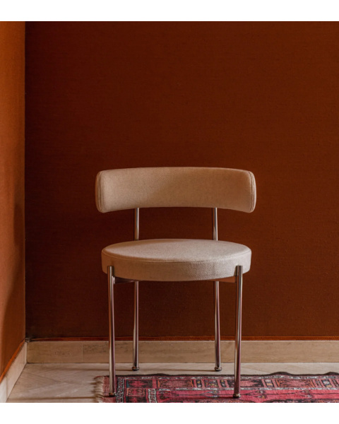 Chaise beige tissu texturé et métal chromé Chaise beige tissu texturé et métal chromé