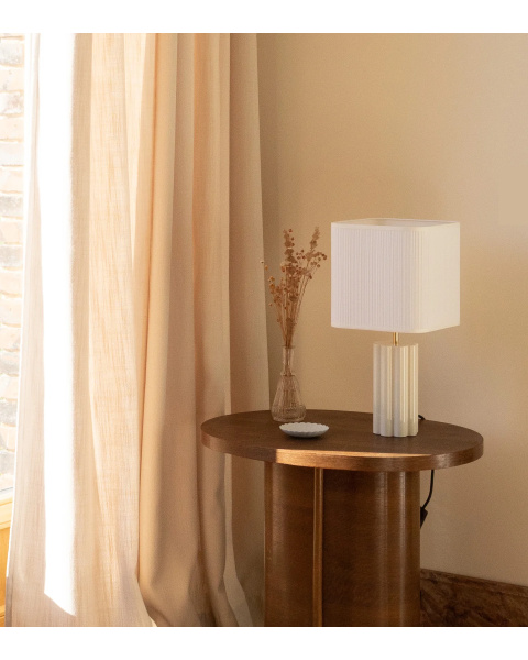 Lampe à poser blanc crème bois laqué et coton plissé