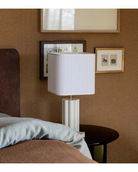 Lampe à poser blanc crème bois laqué et coton plissé
