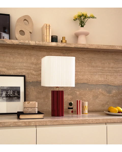 Lampe à poser bordeaux bois laqué et coton plissé