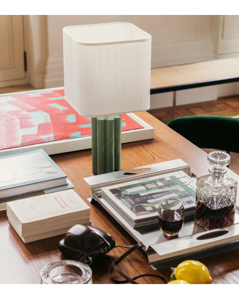 Lampe à poser vert amande bois laqué et coton plissé