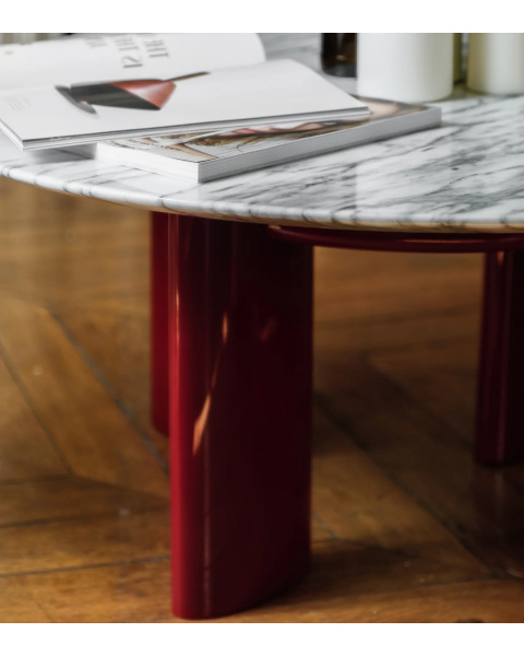 Round coffee table in white marble and burgundy legs
